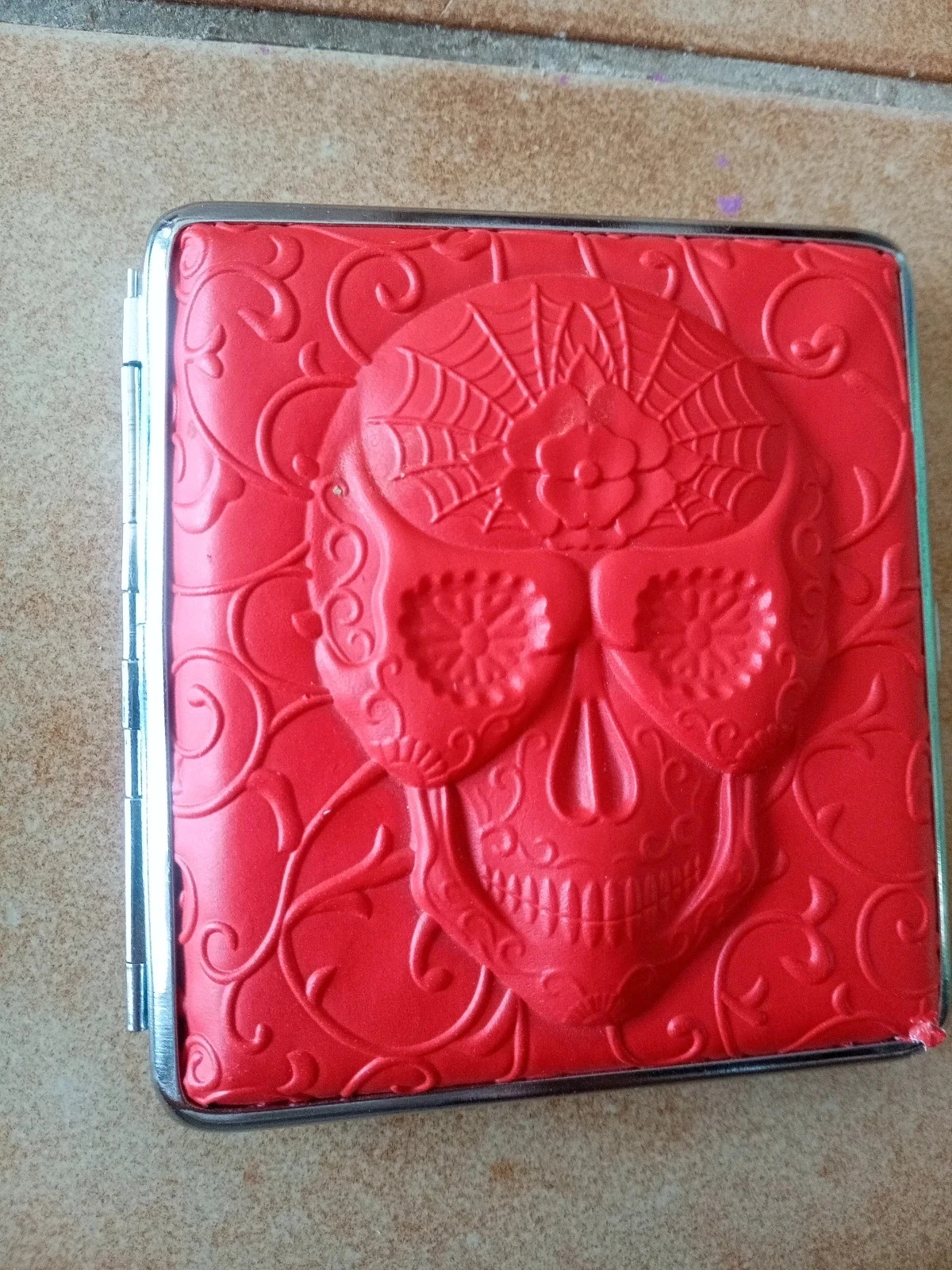 Red rigid cigarette case with embossed skull - Rock / Gothic style – photo 6